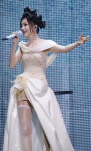 张韶涵在自己演唱会上腿穿吊带丝袜给粉丝送福利有情有趣（第4张/共89张）