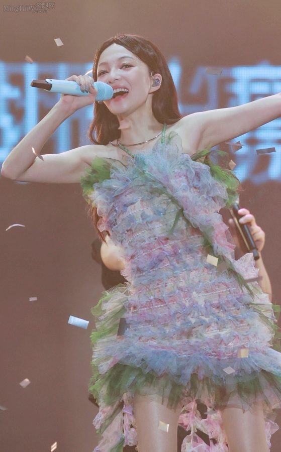 张韶涵在演唱会上穿清新花裙亮出肉丝腿（第18张/共39张）