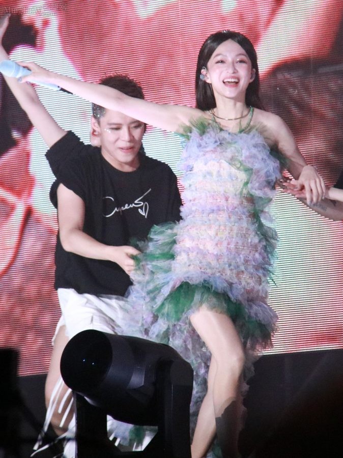 张韶涵在演唱会上穿清新花裙亮出肉丝腿（第7张/共39张）