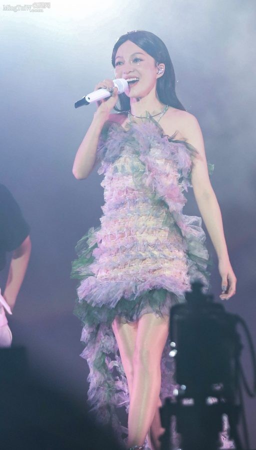 张韶涵在演唱会上穿清新花裙亮出肉丝腿（第24张/共39张）