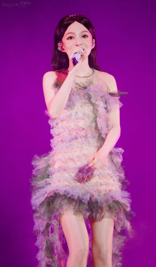 张韶涵在演唱会上穿清新花裙亮出肉丝腿（第39张/共39张）