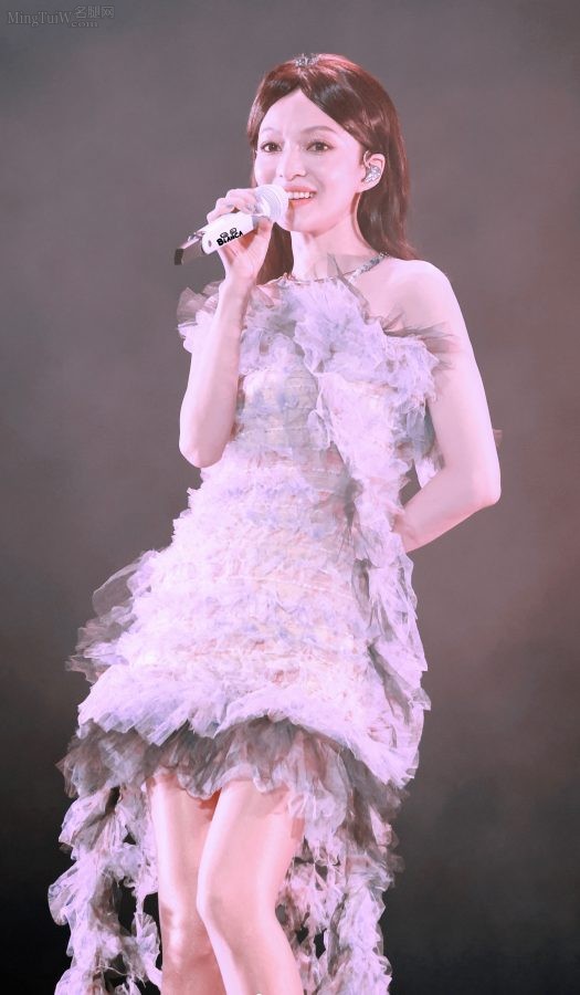 张韶涵在演唱会上穿清新花裙亮出肉丝腿（第31张/共39张）