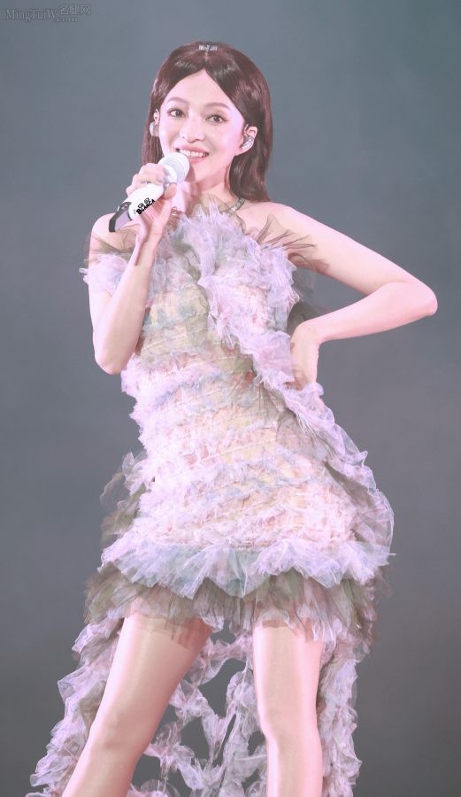 张韶涵在演唱会上穿清新花裙亮出肉丝腿（第32张/共39张）