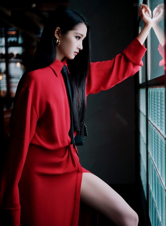 关晓彤穿一条高开叉红裙露出迷人的美腿，散发出冷艳高贵气质（第5张/共10张）