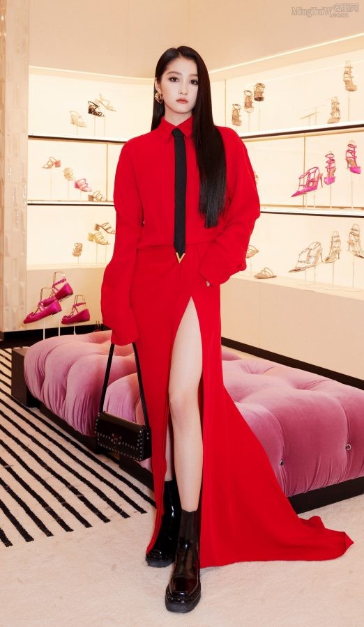 关晓彤穿一条高开叉红裙露出迷人的美腿，散发出冷艳高贵气质（第7张/共10张）