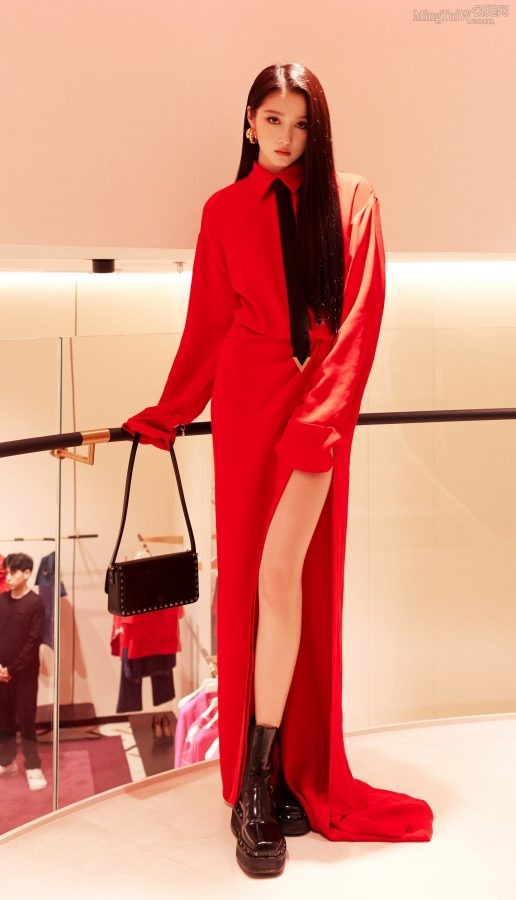 关晓彤穿一条高开叉红裙露出迷人的美腿，散发出冷艳高贵气质（第9张/共10张）