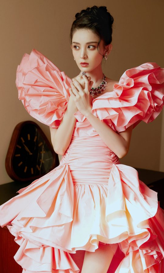 古力娜扎身穿一身粉色瑰丽长裙，气质明媚如花般烂漫（第5张/共7张）