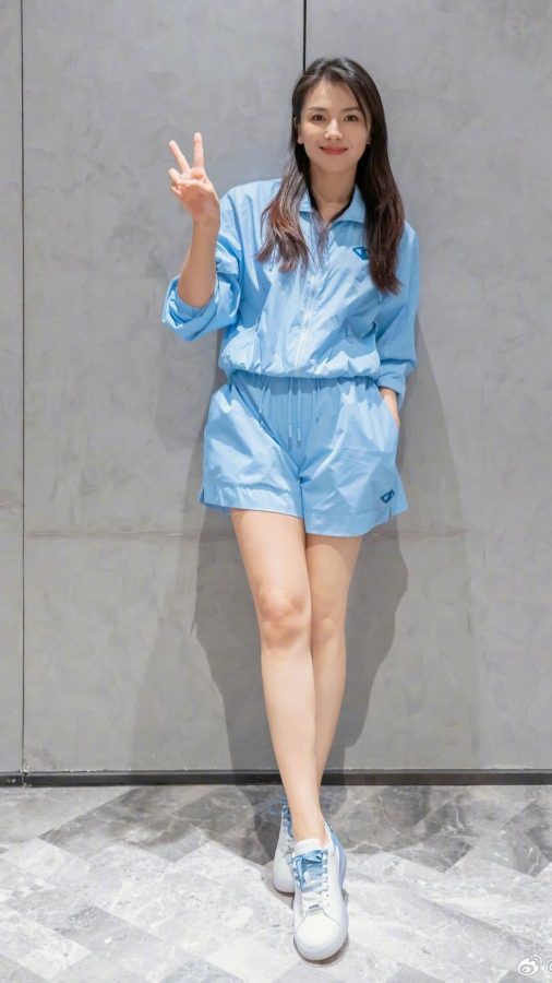 刘涛涛姐穿蓝色短裤展示笔直的双腿（第1张/共2张）