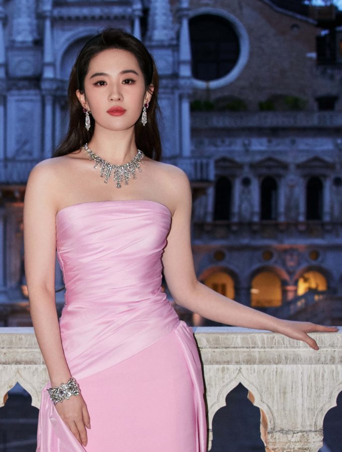 刘亦菲穿低胸粉紫礼服亮相威尼斯酥胸微露气质高贵典雅（第7张/共15张）