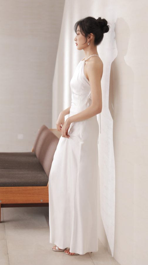 孙千穿上一条优雅白裙展露美背玉足（第2张/共3张）