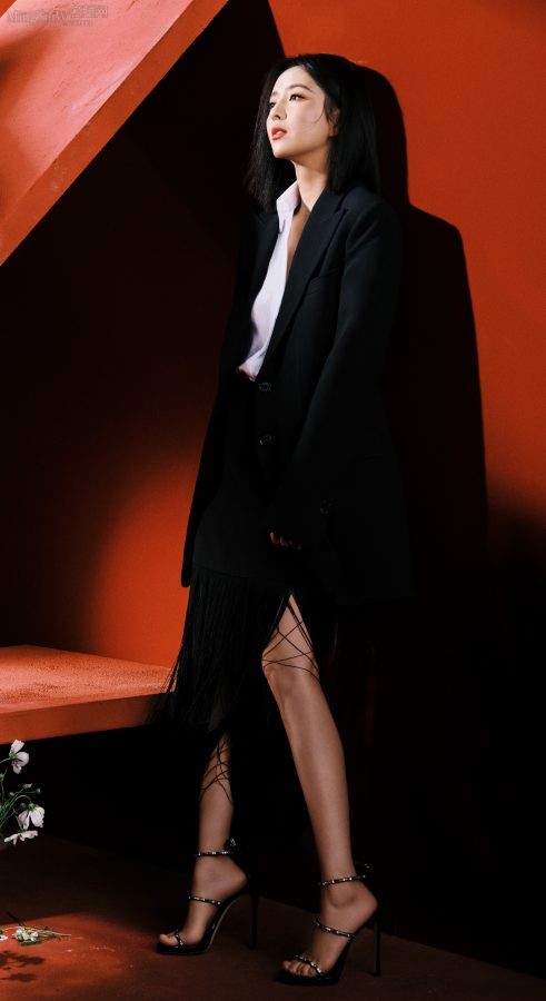 《时尚健康》封面人物佟丽娅脚踩细跟凉鞋写真大片（第1张/共8张）