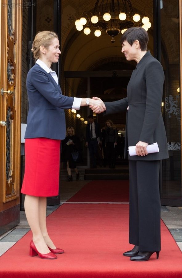 爱沙尼亚总理卡娅·卡拉斯腿穿肉丝袜配红高跟接受采访（第10张/共14张）