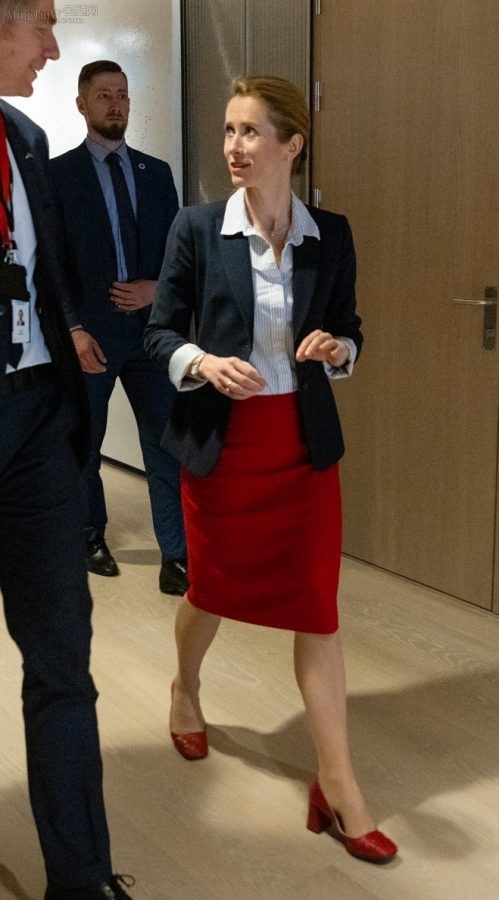 爱沙尼亚总理卡娅·卡拉斯腿穿肉丝袜配红高跟接受采访（第11张/共14张）