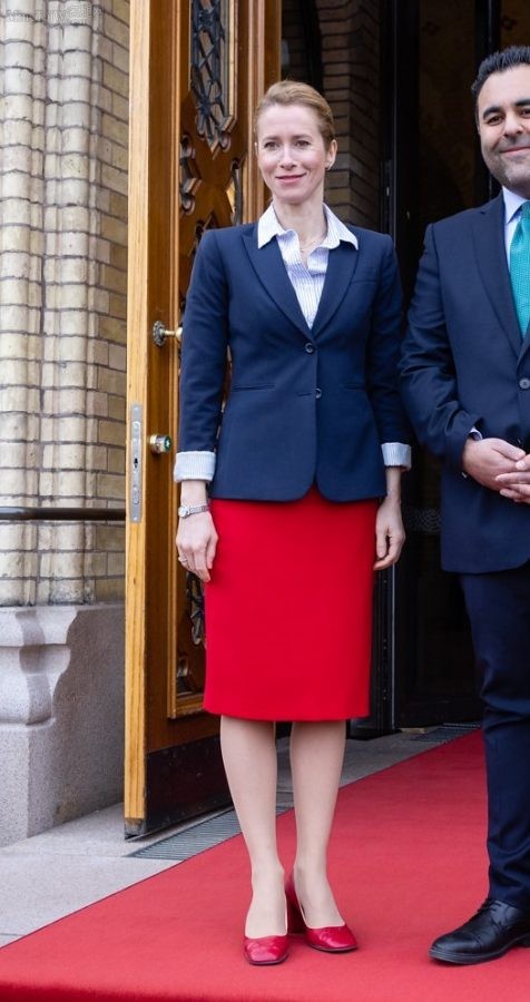 爱沙尼亚总理卡娅·卡拉斯腿穿肉丝袜配红高跟接受采访（第13张/共14张）