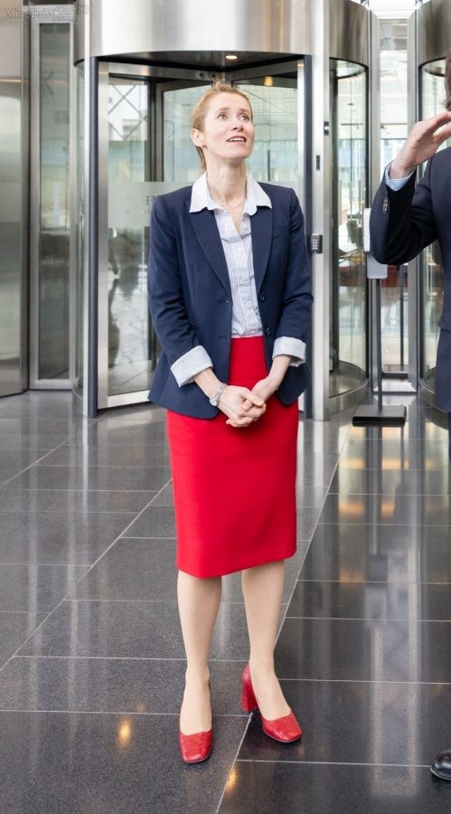 爱沙尼亚总理卡娅·卡拉斯腿穿肉丝袜配红高跟接受采访（第9张/共14张）