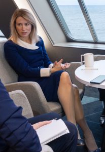 爱沙尼亚女总理卡娅·卡拉斯穿丝袜高跟翘二郎腿（第2张/共13张）