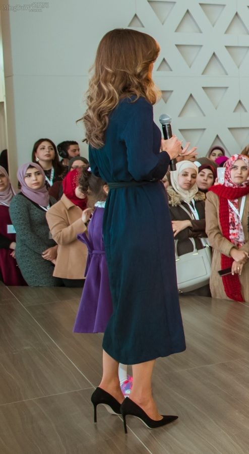 Queen Rania穿质感肉丝配性感细高跟亮相（第3张/共3张）