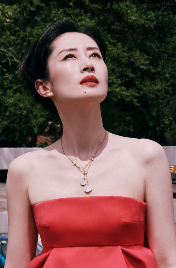 成熟女演员刘敏涛穿红裙牵白马露玉肩美背（第5张/共8张）