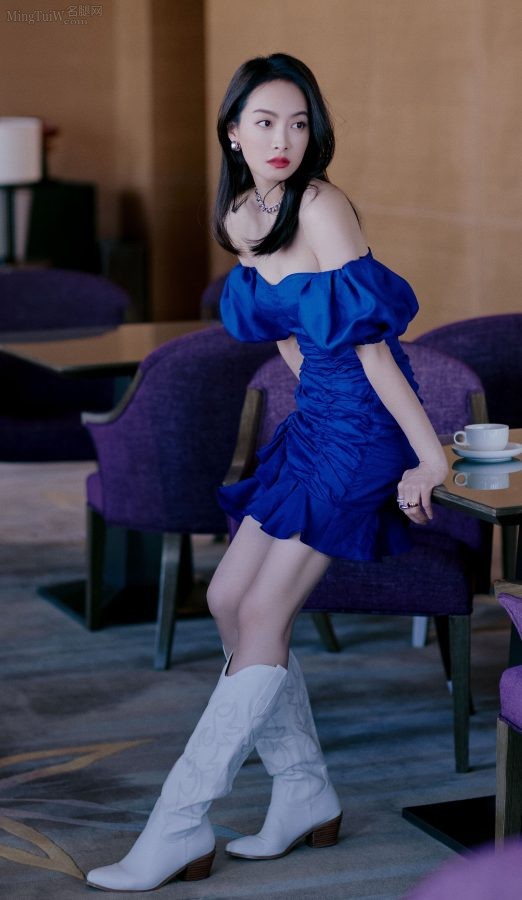 女明星宋茜身穿低胸蓝裙，美腿穿白色长皮靴代言商品活动（第1张/共6张）