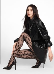 杨幂为丝袜品牌拍摄宣传照，美长腿穿上带图案的黑丝网袜踩高跟真绝了（第1张/共16张）