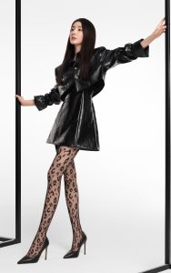 杨幂为丝袜品牌拍摄宣传照，美长腿穿上带图案的黑丝网袜踩高跟真绝了（第5张/共16张）