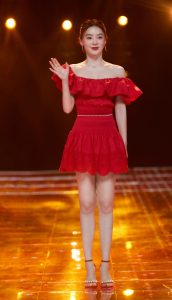 袁姗姗身穿一条红色短裙展示笔直白皙美腿（第1张/共5张）