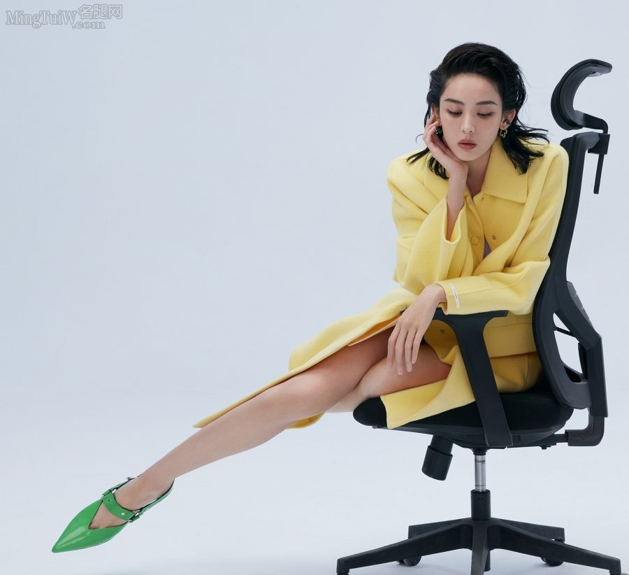 时尚杂志封面大片古力娜扎细长腿坐姿（第4张/共11张）