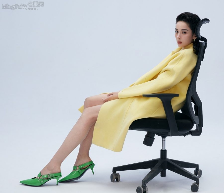 时尚杂志封面大片古力娜扎细长腿坐姿（第5张/共11张）