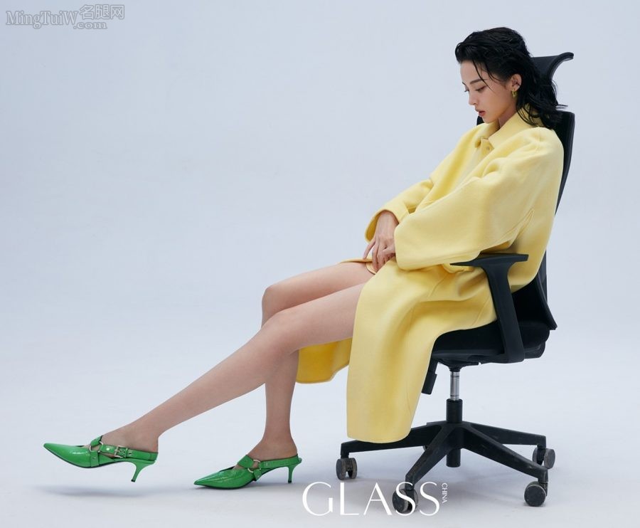 时尚杂志封面大片古力娜扎细长腿坐姿（第6张/共11张）