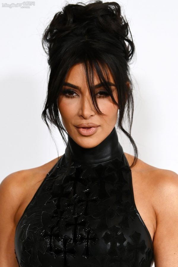 Kim Kardashian穿紧身长裙展露她那硕大的臀部（第16张/共17张）