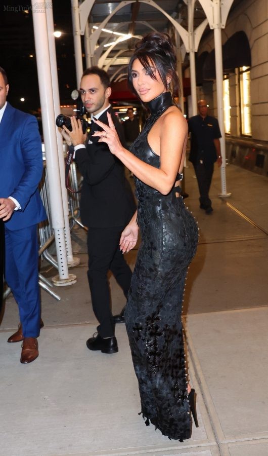 Kim Kardashian穿紧身长裙展露她那硕大的臀部（第9张/共17张）
