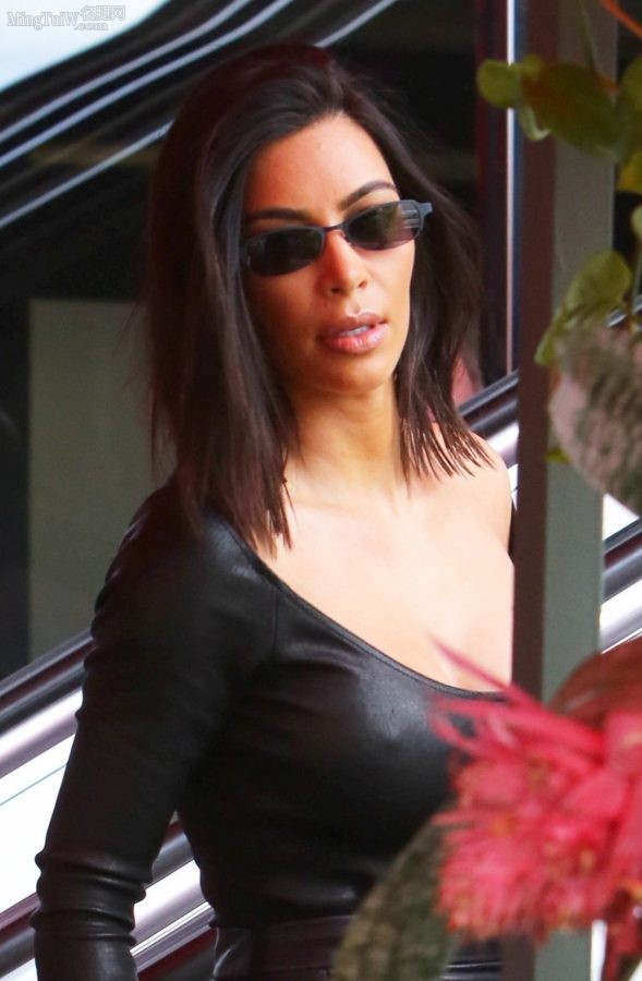 Kim Kardashian卡戴珊穿紧身黑色低胸装呼之欲出有凸点（第35张/共60张）