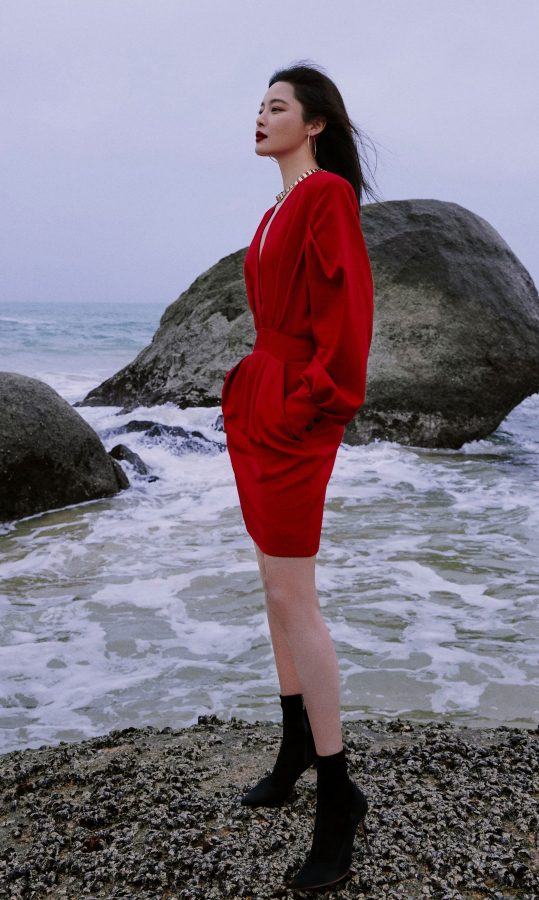 辛芷蕾身穿鲜艳红裙，白皙美腿配细跟短靴参加品牌宣传活动（第10张/共18张）