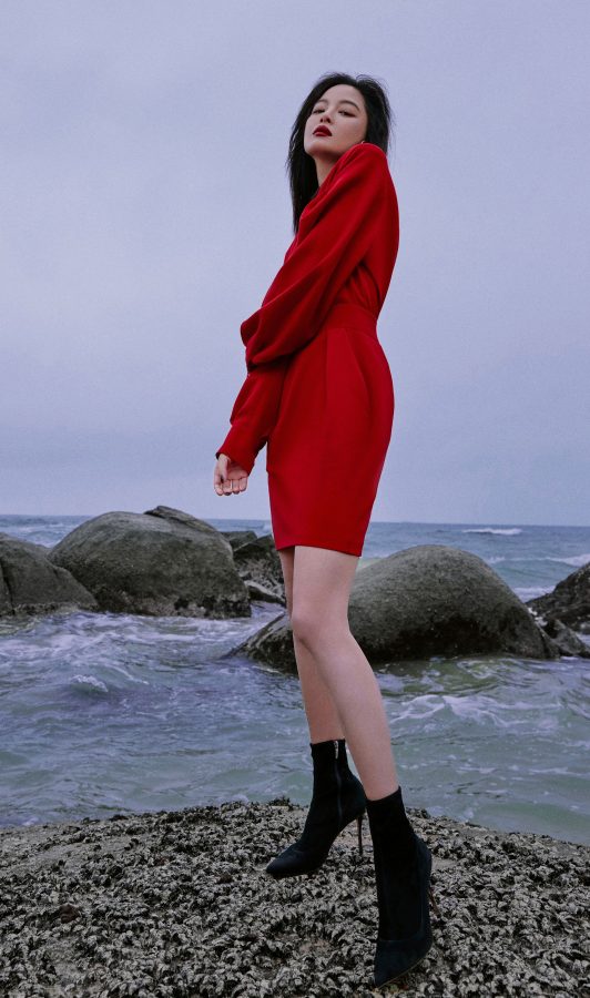 辛芷蕾身穿鲜艳红裙，白皙美腿配细跟短靴参加品牌宣传活动（第11张/共18张）