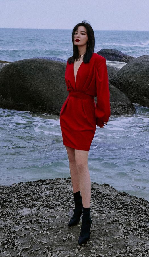 辛芷蕾身穿鲜艳红裙，白皙美腿配细跟短靴参加品牌宣传活动（第13张/共18张）