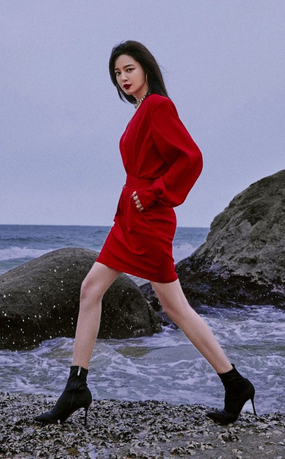 辛芷蕾身穿鲜艳红裙，白皙美腿配细跟短靴参加品牌宣传活动（第14张/共18张）