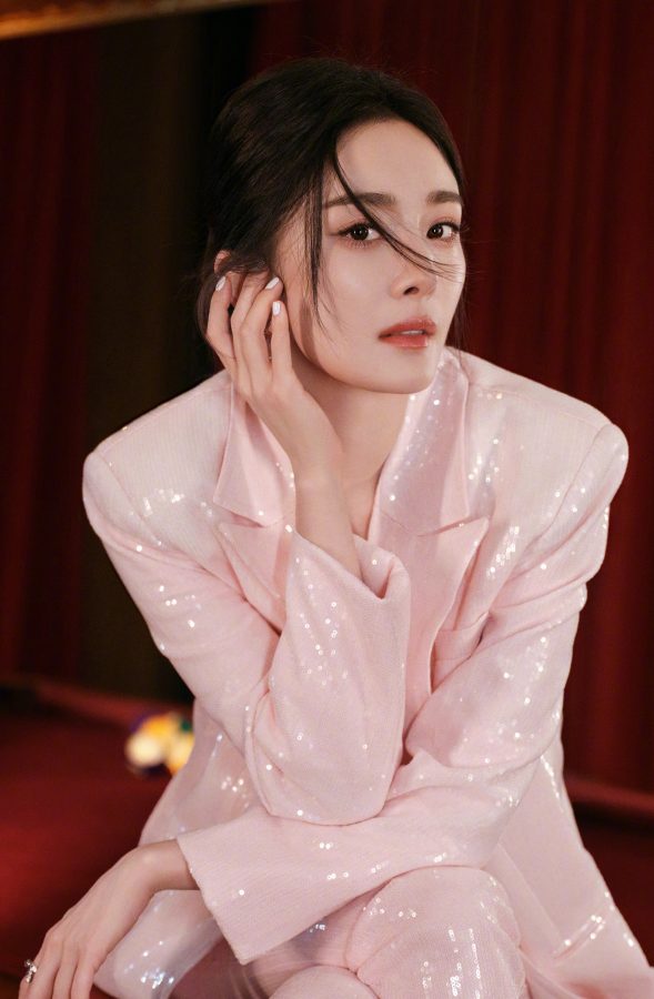 美姐杨幂身穿粉色西装踩白色高跟鞋在台球厅里拍摄玉照（第4张/共9张）