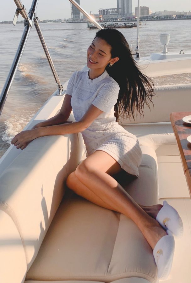 王星辰在游艇上展示她光滑修长的美腿（第4张/共5张）