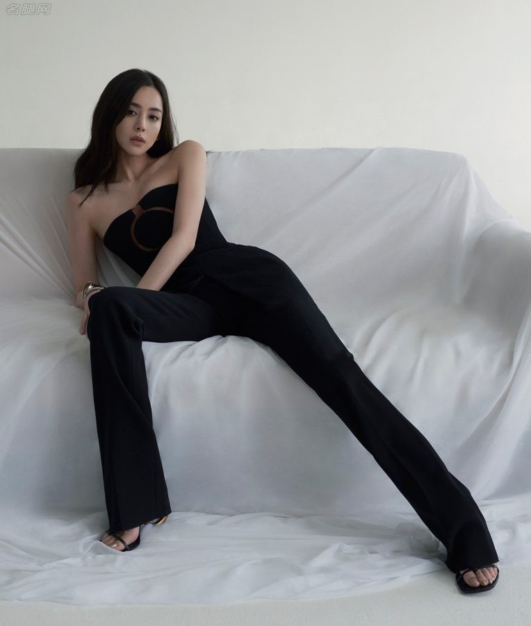 古力娜扎为《时装》杂志拍摄写真大片，身穿开叉红裙展现一双完美长腿（第10张/共13张）