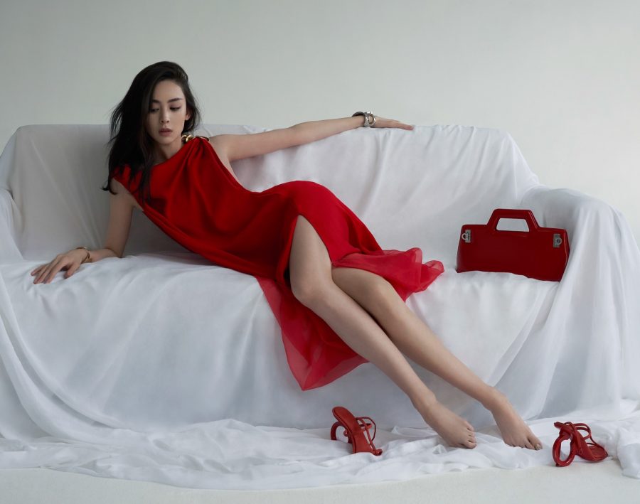 古力娜扎为《时装》杂志拍摄写真大片，身穿开叉红裙展现一双完美长腿（第2张/共13张）