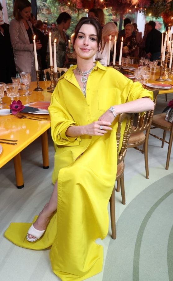 安妮·海瑟薇穿一条明艳黄裙翘长腿（第5张/共9张）