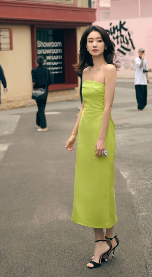 张小斐身穿一条鲜艳绿色露肩抹胸裙代言海信电器（第11张/共11张）