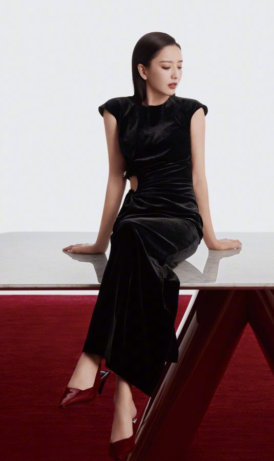 时尚杂志封面佟丽娅黑天鹅造型低胸露美肩（第1张/共6张）