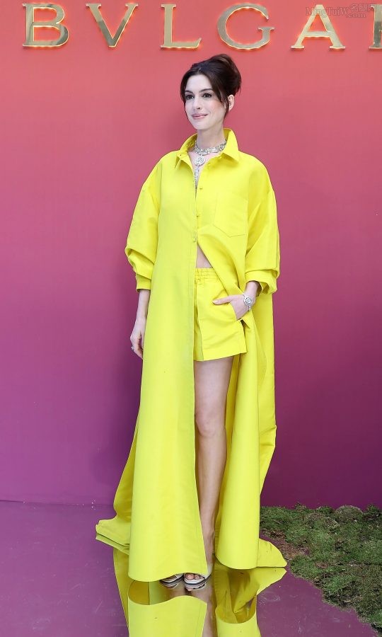 安妮·海瑟薇穿一条明艳黄裙翘长腿（第7张/共9张）