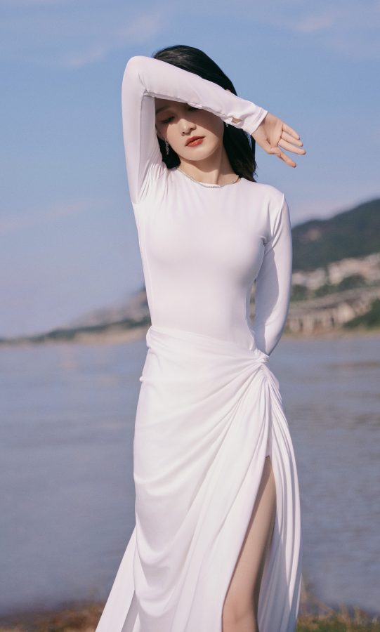 女明星李沁穿洁白长裙展示绝世美颜（第3张/共8张）