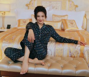 刘涛为旅游杂志拍写真坐在床上大秀完美玉足（第1张/共7张）