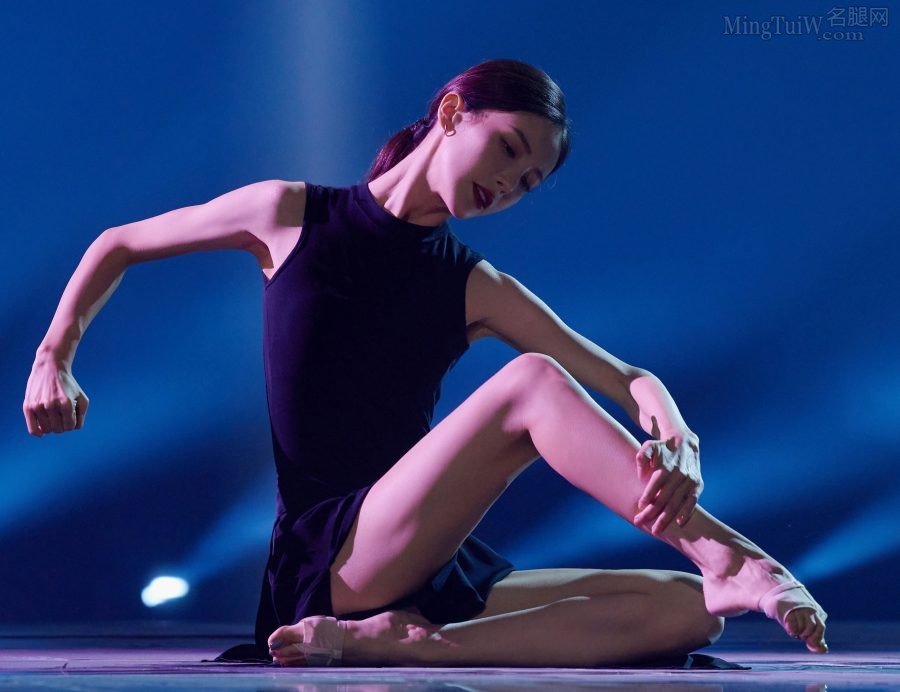金晨登上《舞蹈生》节目，光着腿和脚用舞蹈展现力量感（第9张/共18张）