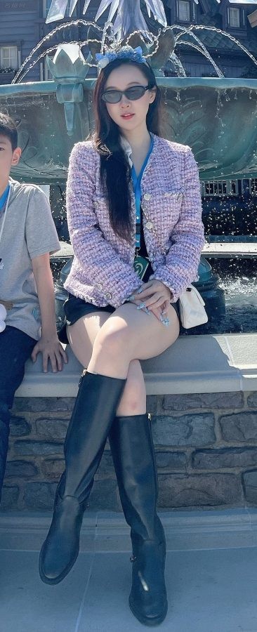 霍思燕在迪士尼乐园里穿短裤长靴秀大腿（第1张/共4张）