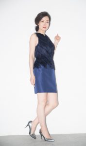 大姐刘敏涛穿一条蓝色修身蓝裙展现白玉熟腿（第2张/共13张）
