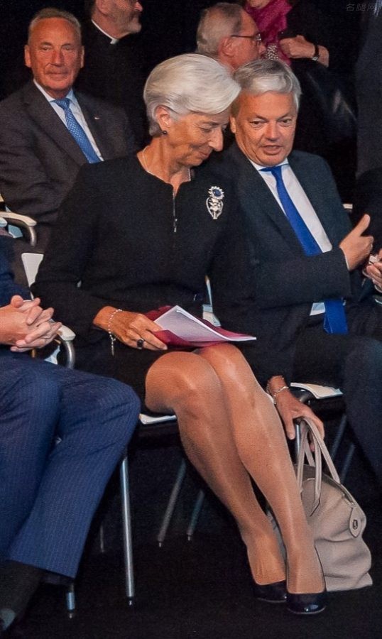 欧央行行长Christine Lagarde在活动中的丝袜腿（第1张/共3张）